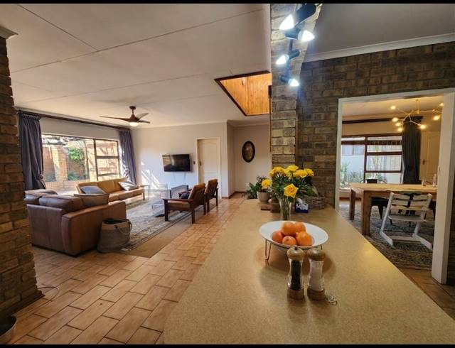 5 BEDROOM HOUSE FOR SALE IN VANDERBIJLPARK SE 3
